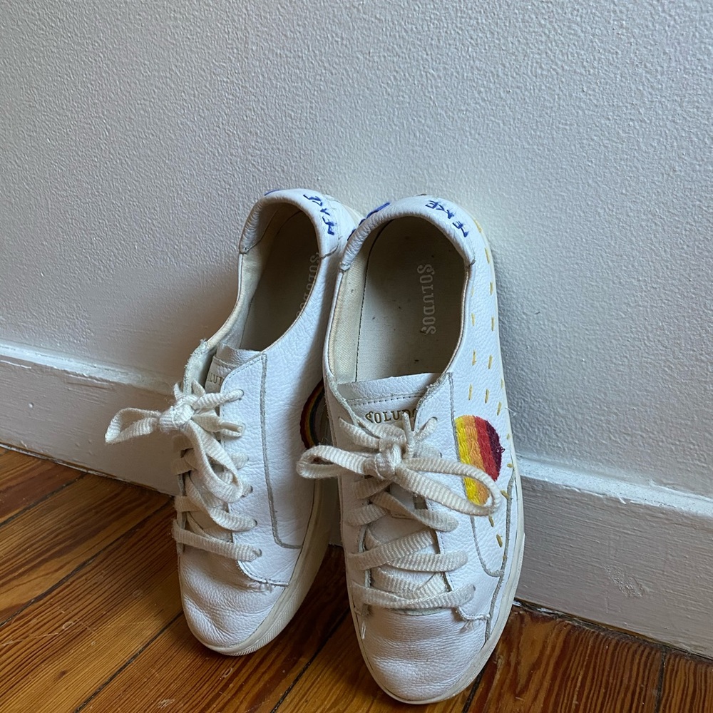 Peace out sun sneaker Soludos